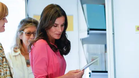 La reina Letizia ojea un ejemplar en una de las casetas mientras inaugura este viernes la 81 edición de la Feria del Libro de Madrid en el parque del Retiro La reina Letizia ojea un ejemplar en una de las casetas mientras inaugura este viernes la 81 edición de la Feria del Libro de Madrid en el parque del Retiro/ EFE/Javier Lizón