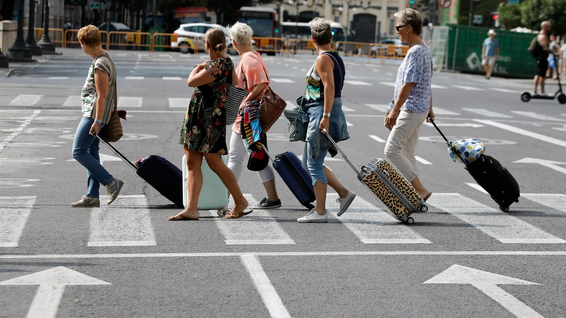 Personas mayores con maletas