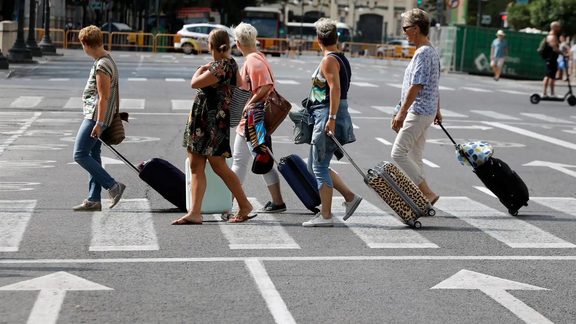 Personas mayores con maletas Personas mayores con maletas