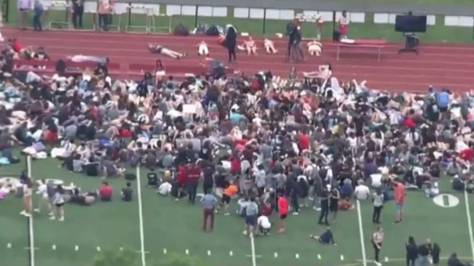 Cientos de estudiantes se tumban en el suelo para protestar por el tiroteo de Texas