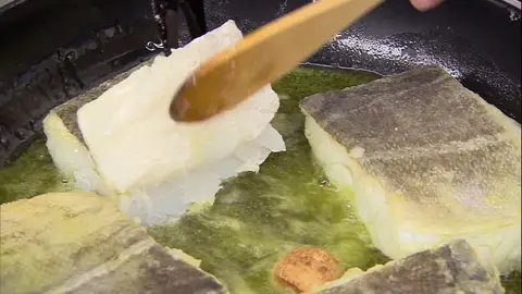 Fríe los lomos de bacalao Fríe los lomos de bacalao