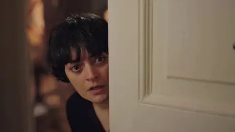 Avance semanal de ‘Inocentes’: Safiye se resiste a recibir ayuda de un médico y Gülben comienza a contar a algunos de sus familiares que muy pronto se convertirá en madre Avance semanal de ‘Inocentes’: Safiye se resiste a recibir ayuda de un médico y Gülben comienza a contar a algunos de sus familiares que muy pronto se convertirá en madre