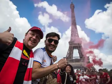 Las aficiones de Liverpool y Madrid en París, hermanadas Las aficiones de Liverpool y Madrid en París, hermanadas