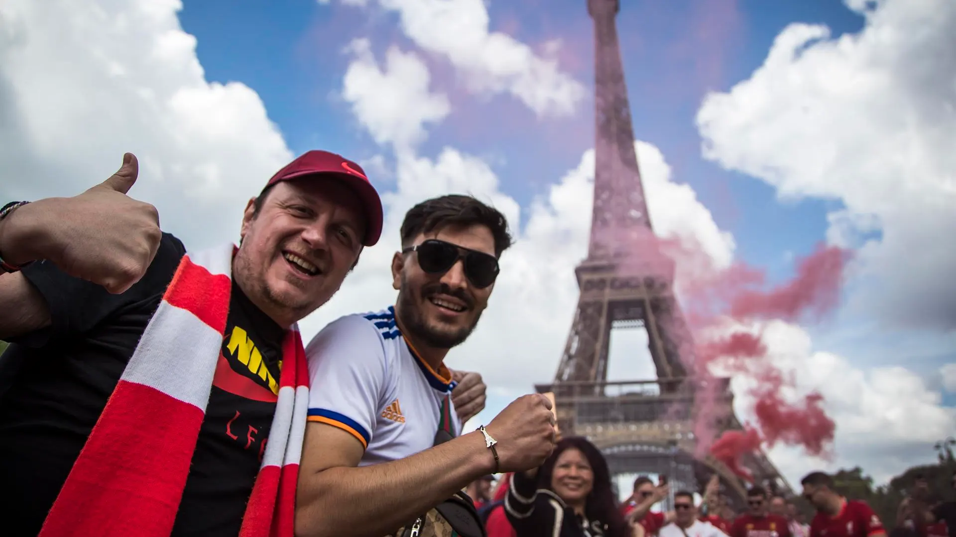 Las aficiones de Liverpool y Madrid en Par&iacute;s, hermanadas