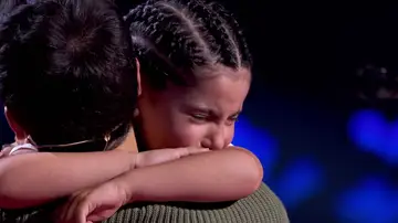 No aguantó la emoción: los coaches corren a consolar a Macarena Estévez tras romper a llorar en 'La Voz Kids' 