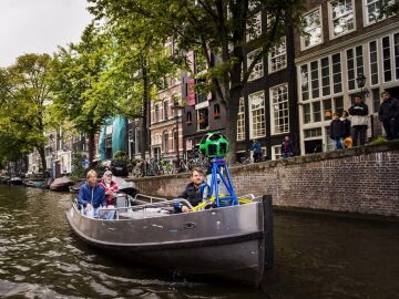 Imagen de archivo donde un bote lleva la cámara de 360 grados de Google por los canales de Ámsterdam