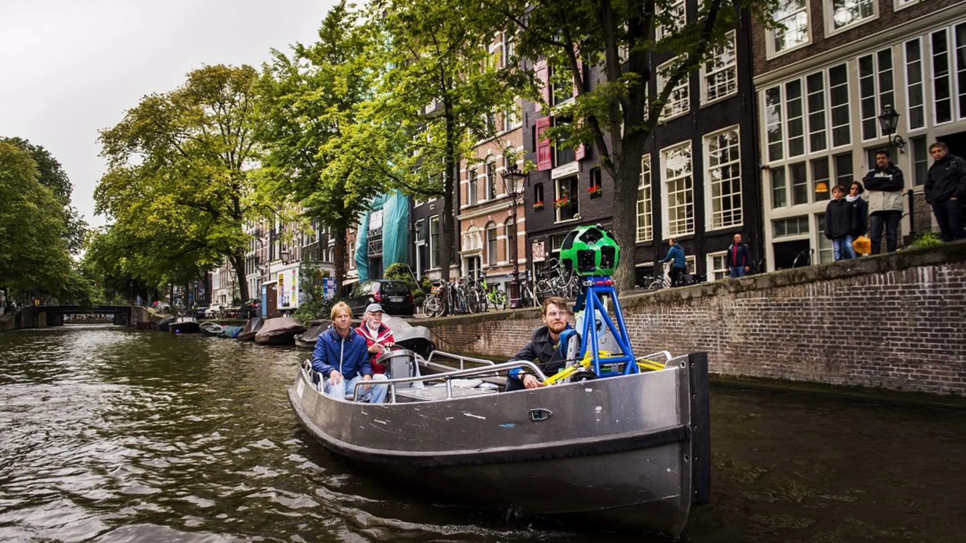 Imagen de archivo donde un bote lleva la cámara de 360 grados de Google por los canales de Ámsterdam