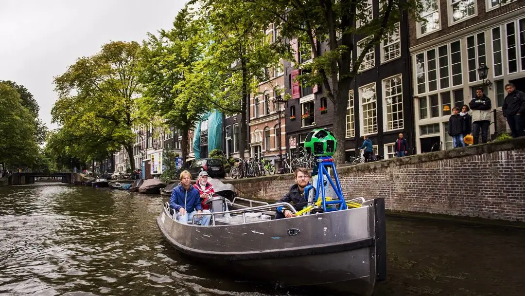 Imagen de archivo donde un bote lleva la cámara de 360 grados de Google por los canales de Ámsterdam Imagen de archivo donde un bote lleva la cámara de 360 grados de Google por los canales de Ámsterdam