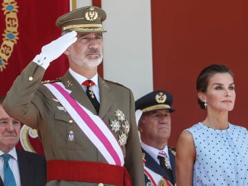 El rey Felipe VI y la reina Letizia, presiden este sábado en Huesca el acto central del Día de las Fuerzas Armadas.