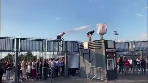 La final de la Champions League se retrasó por problemas en la entrada al Stade de France La final de la Champions League se retrasó por problemas en la entrada al Stade de France