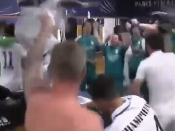 La anécdota de la celebración: Hazard ofrece champán al hijo de Kroos y la reacción del alemán se hace viral