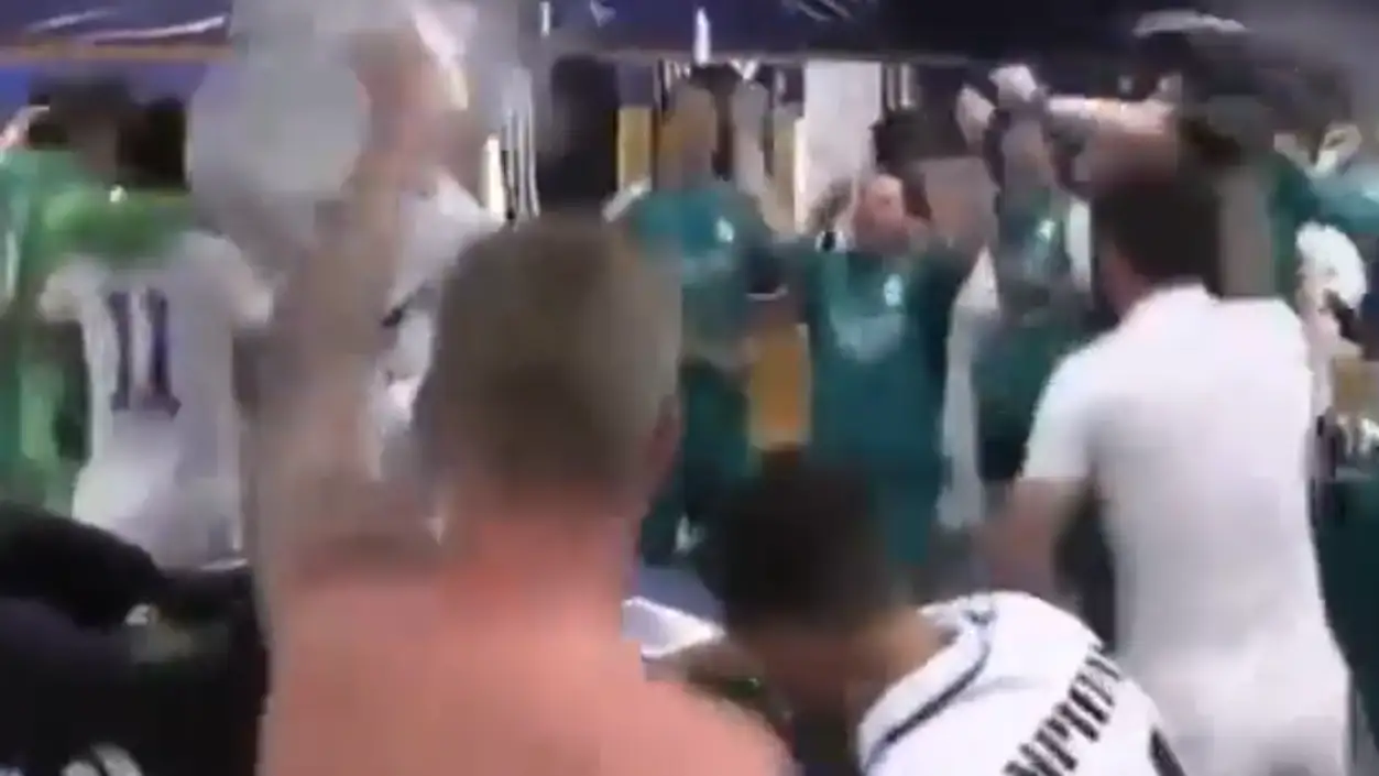 La an&eacute;cdota de la celebraci&oacute;n: Hazard ofrece champ&aacute;n al hijo de Kroos y la reacci&oacute;n del alem&aacute;n se hace viral