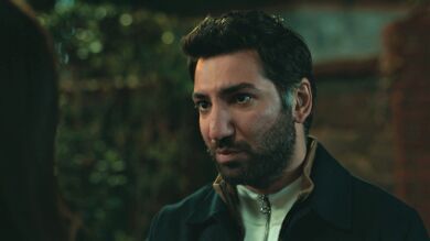 Aras se despide de Asya antes de marcharse a Londres: 