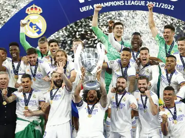 Marcelo levanta al cielo de París la Decimocuarta del Real Madrid Marcelo levanta al cielo de París la Decimocuarta del Real Madrid