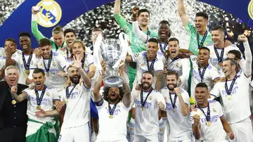 Marcelo levanta al cielo de París la Decimocuarta del Real Madrid Marcelo levanta al cielo de París la Decimocuarta del Real Madrid