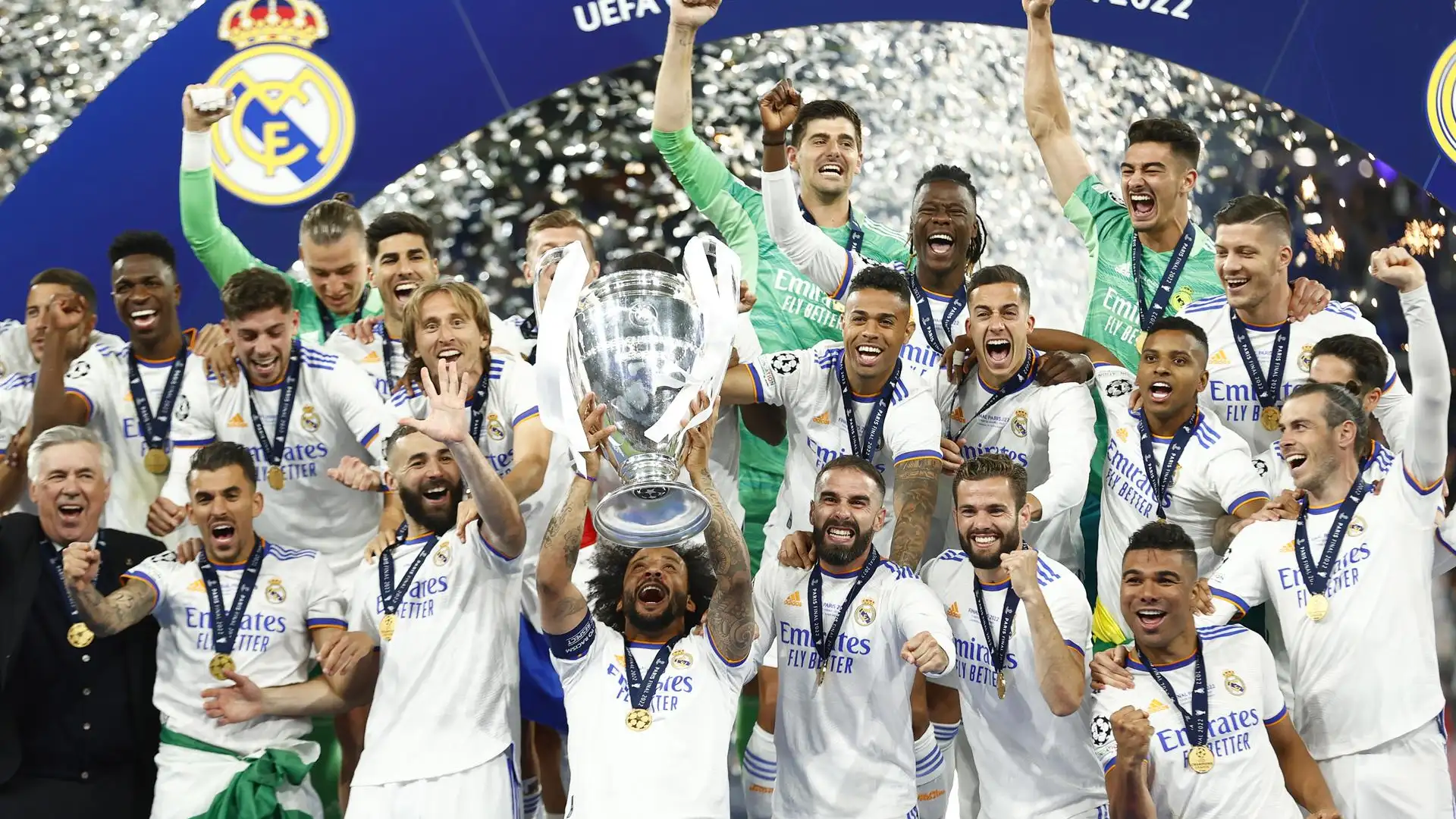 Marcelo levanta al cielo de París la Decimocuarta del Real Madrid Marcelo levanta al cielo de París la Decimocuarta del Real Madrid