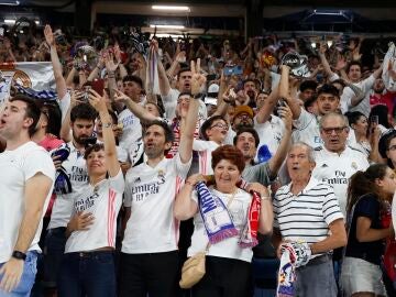 Aficionados del Real Madrid celebran la victoria de Champions en el Bernabéu 