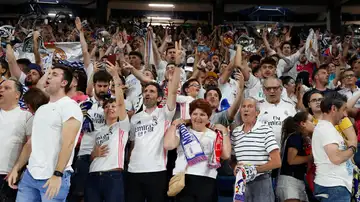 Aficionados del Real Madrid celebran la victoria de Champions en el Bernabéu 