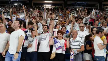 Aficionados del Real Madrid celebran la victoria de Champions en el Bernabéu Aficionados del Real Madrid celebran la victoria de Champions en el Bernabéu