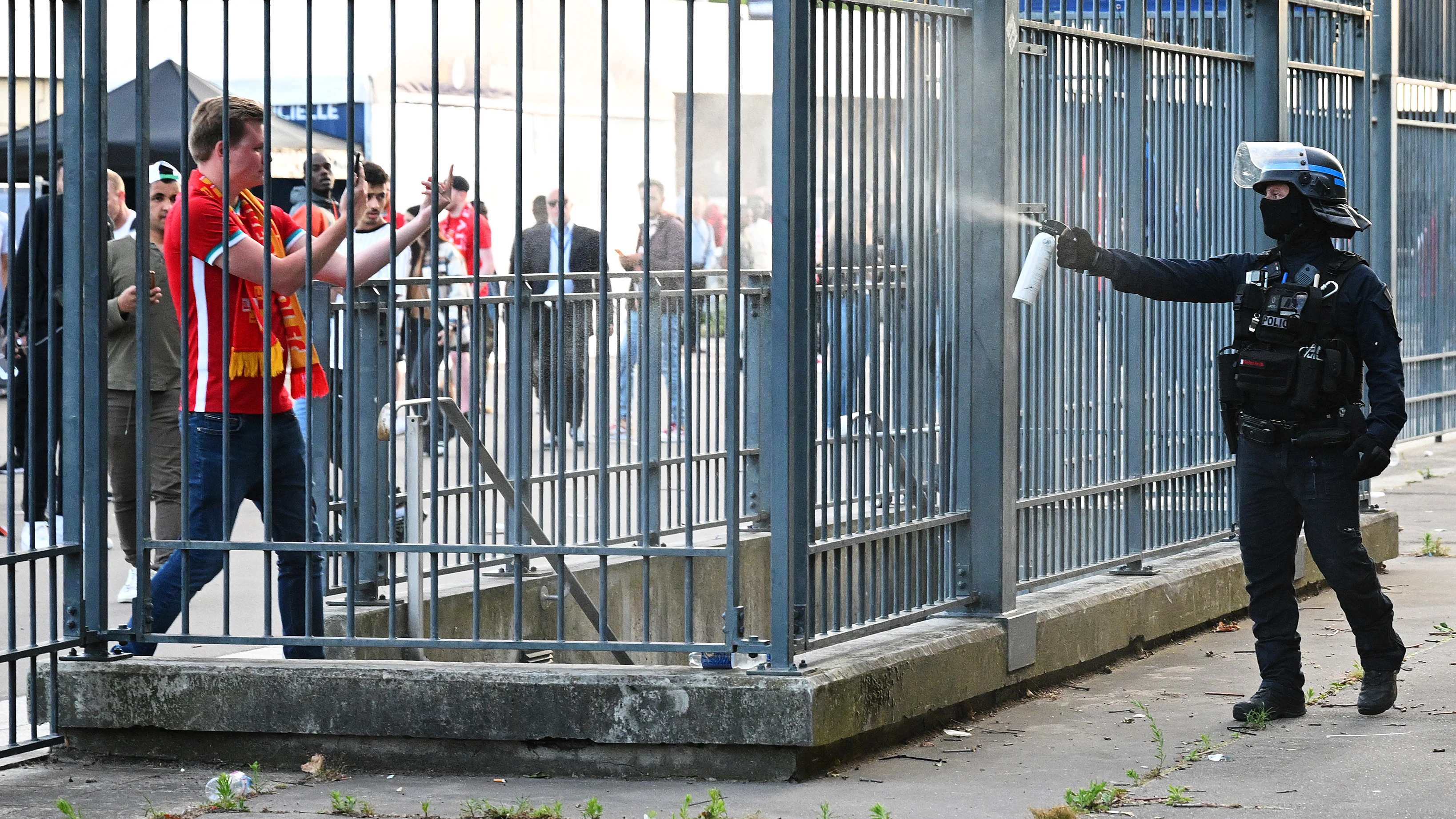 La Policía francesa usó gas pimienta en los altercados previos a la final de la Champions League La Policía francesa usó gas pimienta en los altercados previos a la final de la Champions League