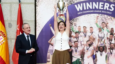 Díaz Ayuso levanta la mini Champions Díaz Ayuso levanta la mini Champions