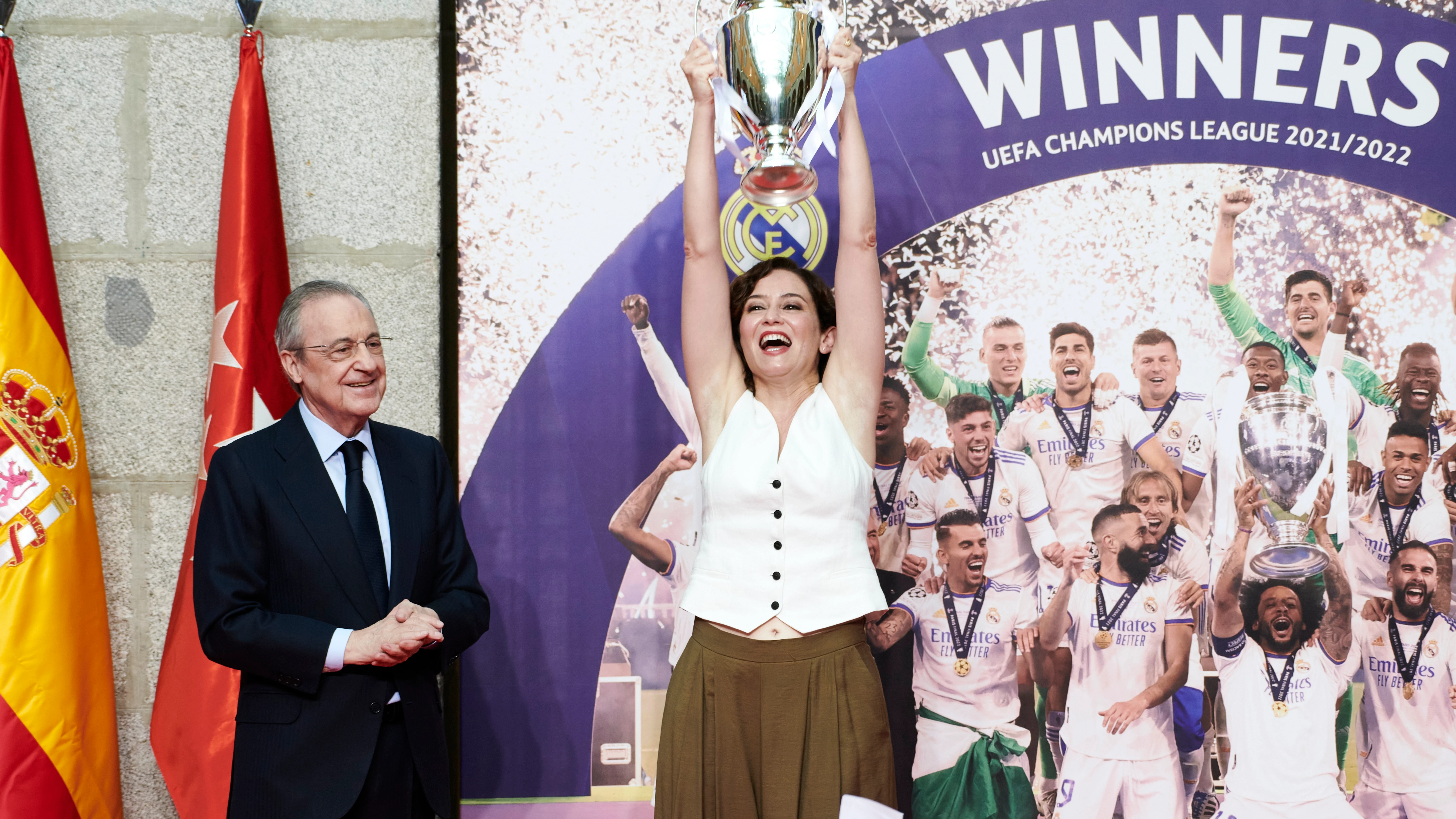 Díaz Ayuso levanta la mini Champions Díaz Ayuso levanta la mini Champions