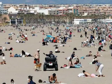 Personas en la playa Personas en la playa
