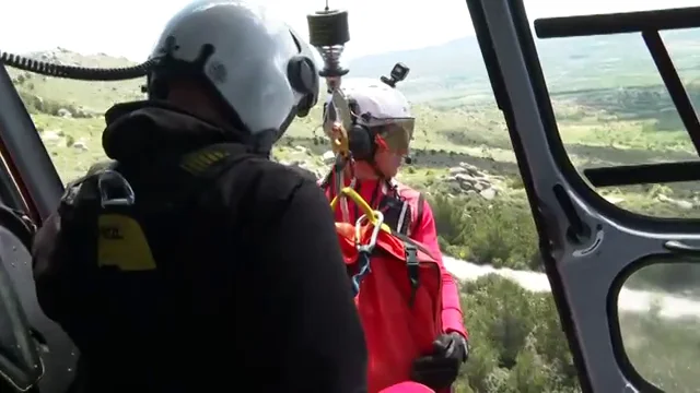 As&iacute; rescatan en helic&oacute;ptero a los Bomberos de Madrid a personas accidentadas en monta&ntilde;a