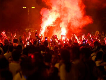 Aficionados del Real Madrid celebran en la plaza de Cibeles la victoria de su equipo en la final de la Liga de Campeones frente al Liverpool, disputada en París. 