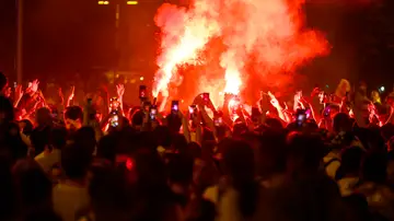 Aficionados del Real Madrid celebran en la plaza de Cibeles la victoria de su equipo en la final de la Liga de Campeones frente al Liverpool, disputada en París. Aficionados del Real Madrid celebran en la plaza de Cibeles la victoria de su equipo en la final de la Liga de Campeones frente al Liverpool, disputada en París.