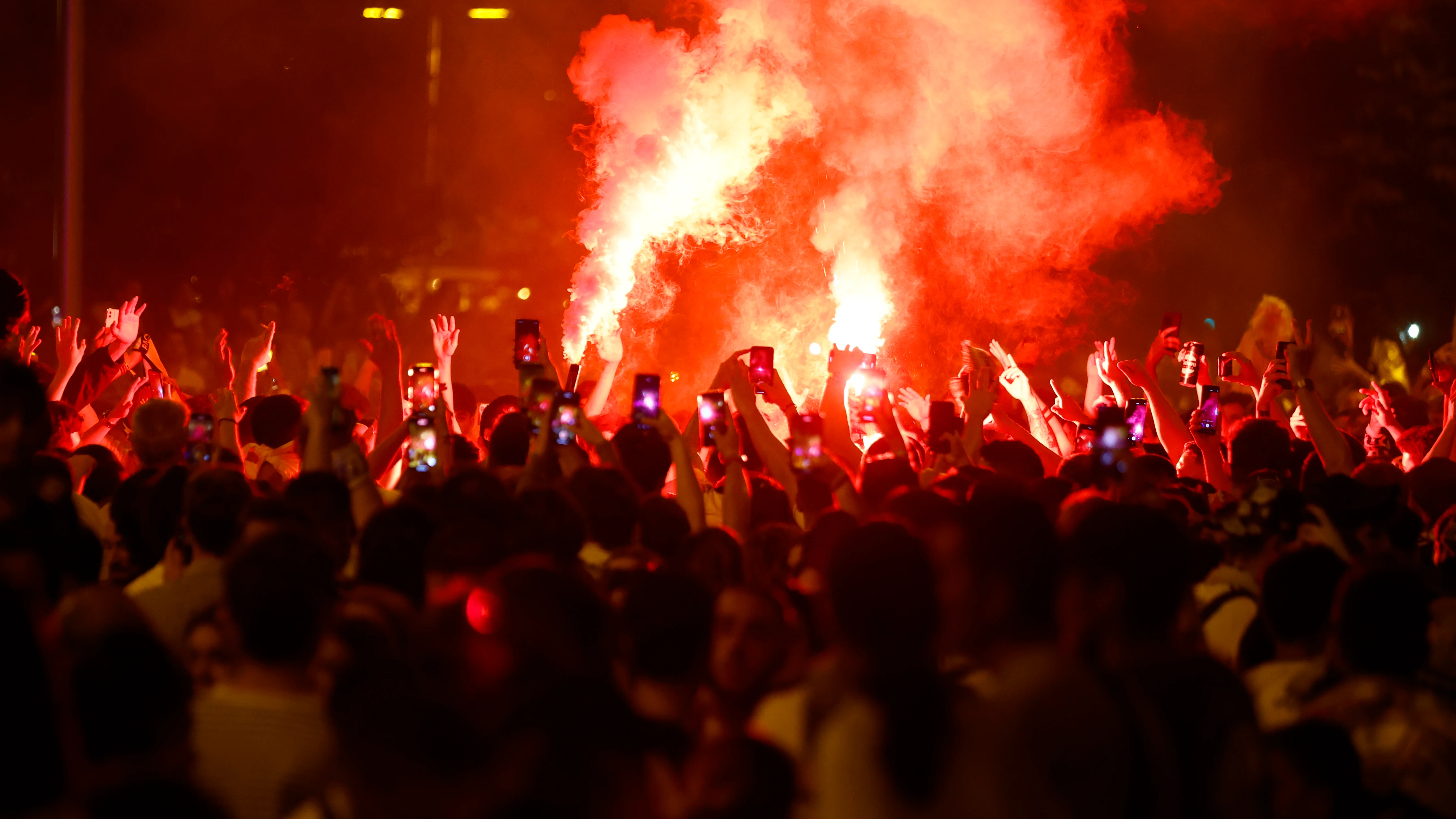 Aficionados del Real Madrid celebran en la plaza de Cibeles la victoria de su equipo en la final de la Liga de Campeones frente al Liverpool, disputada en París. Aficionados del Real Madrid celebran en la plaza de Cibeles la victoria de su equipo en la final de la Liga de Campeones frente al Liverpool, disputada en París.