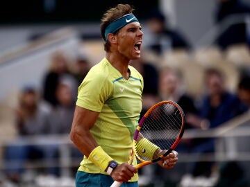 Nadal se exprime y doblega a Aliassime en el 5º set para retar a Djokovic en cuartos de Roland Garros