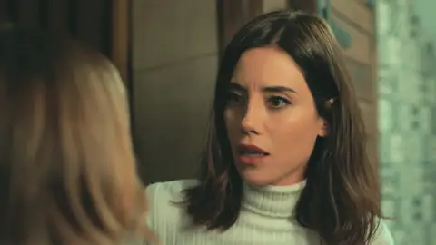 Asya se enfrenta a Derin: "No me mientas en la cara. Sabías que Aras estaba casado y no me lo contaste" Asya se enfrenta a Derin: "No me mientas en la cara. Sabías que Aras estaba casado y no me lo contaste"