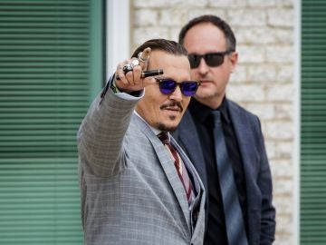 Johnny Depp saludando a la salida del juzgado