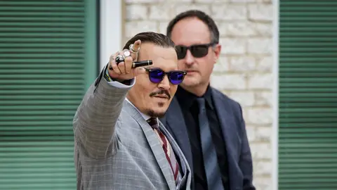 Johnny Depp saludando a la salida del juzgado