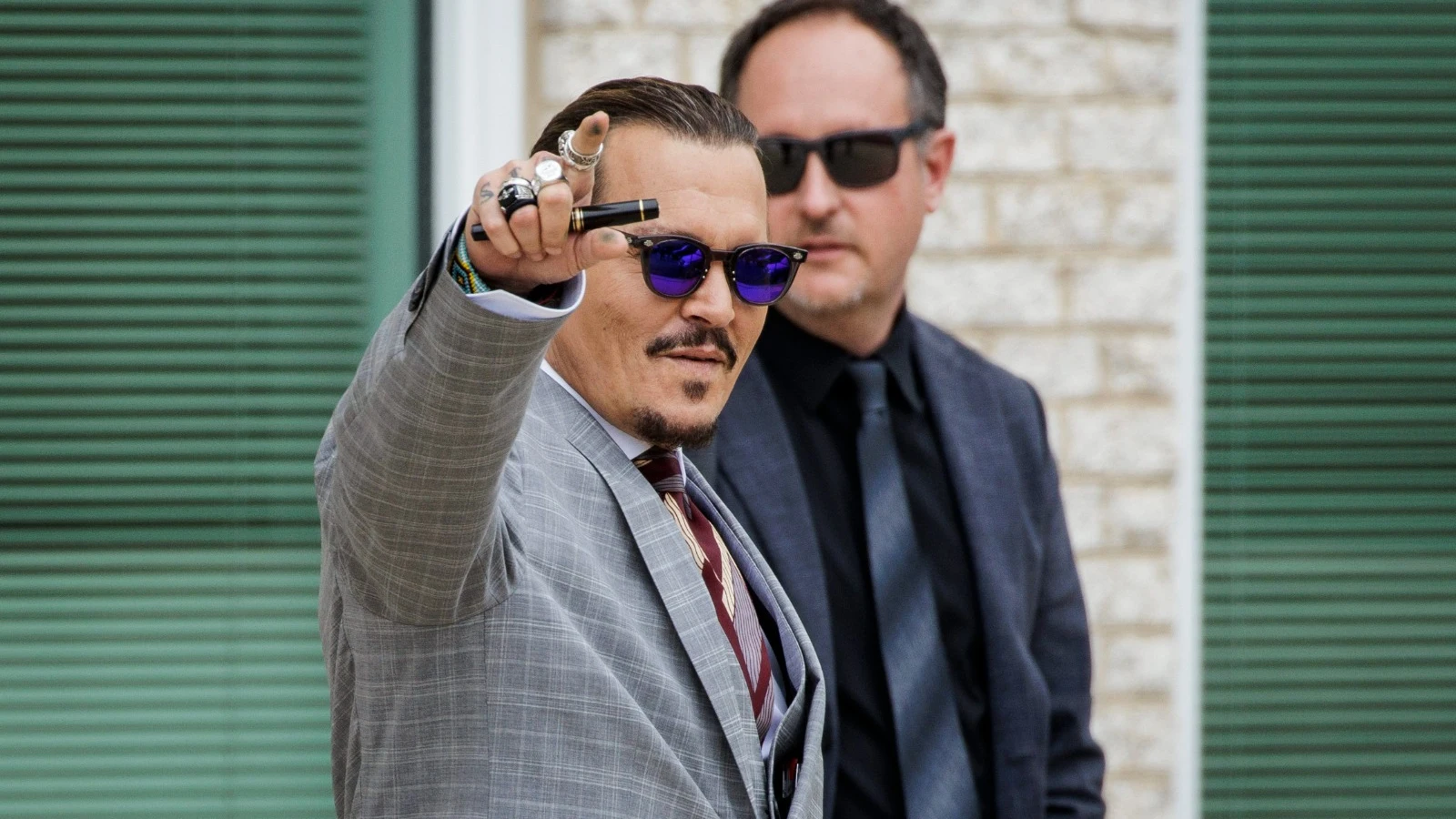 Johnny Depp saludando a la salida del juzgado Johnny Depp saludando a la salida del juzgado