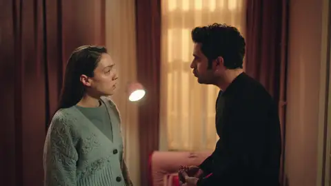 La fuerte discusión de Gülben y Esat: "Deberías cuidar del bebé y no preocuparte tanto por tu hermana Safiye" La fuerte discusión de Gülben y Esat: "Deberías cuidar del bebé y no preocuparte tanto por tu hermana Safiye"