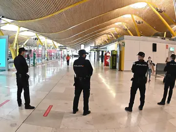 Agentes de la Policía Nacional en un aeropuerto Agentes de la Policía Nacional en un aeropuerto