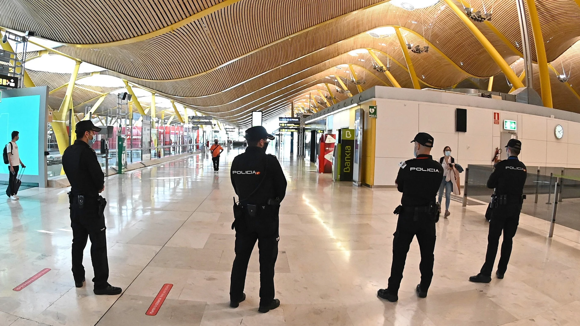Agentes de la Policía Nacional en un aeropuerto