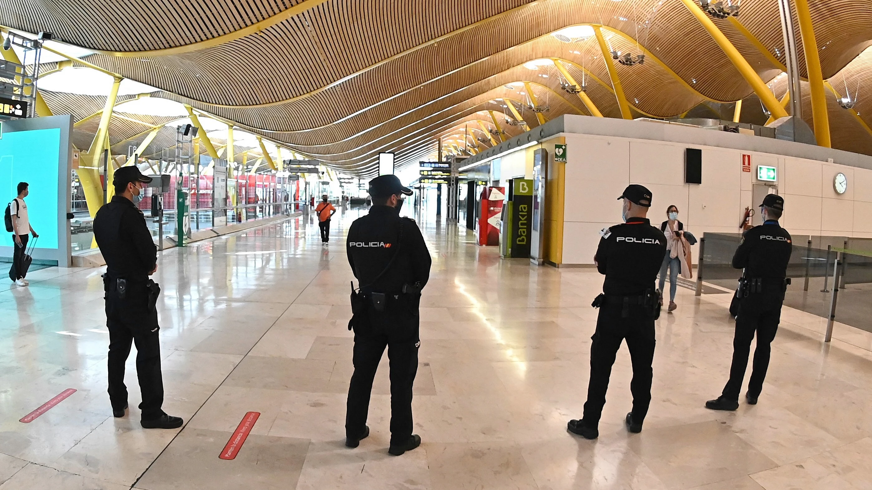 Agentes de la Policía Nacional en un aeropuerto Agentes de la Policía Nacional en un aeropuerto