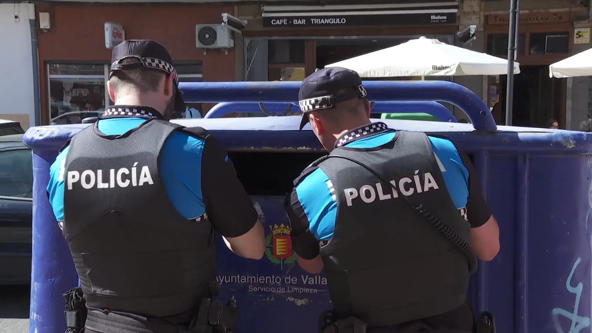 Los policías en el contenedor Los policías en el contenedor