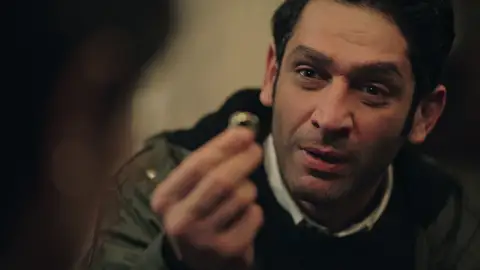 Safiye le devuelve el anillo de boda a Naci al creer que él le está siendo infiel con Esra Safiye le devuelve el anillo de boda a Naci al creer que él le está siendo infiel con Esra