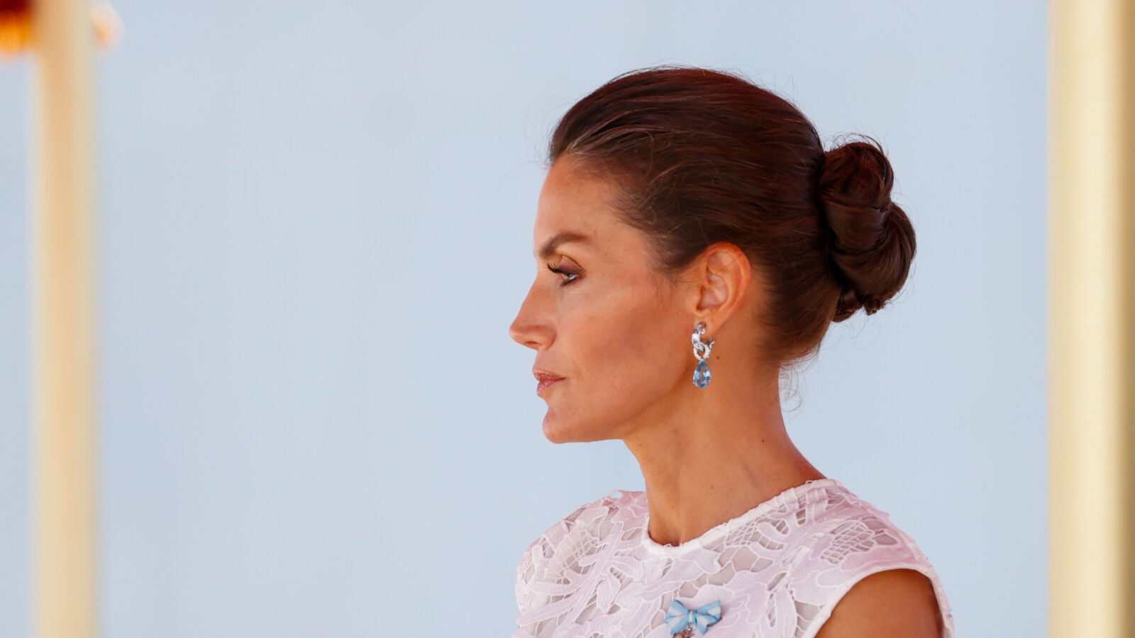 La reina Letizia impacta con un vestido con transparencias