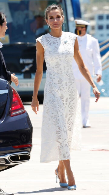 Doña Letizia ha lucido un look en color blanco, combinándolo con tonos celestes