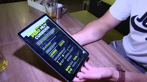 La carta del restaurante con los sueldos de los camareros La carta del restaurante con los sueldos de los camareros