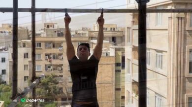 Saeed Toulabi, el iraní que se juega la vida haciendo dominadas colgado de un andamio