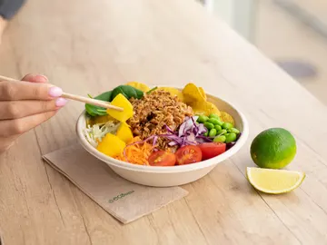 Plato con vegetales y fruta Plato con vegetales y fruta
