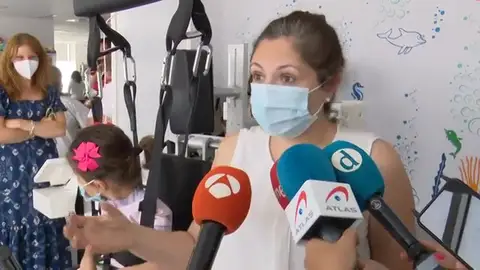 Primeros pasos para una niña con lesión medular gracias a un exoesqueleto Primeros pasos para una niña con lesión medular gracias a un exoesqueleto