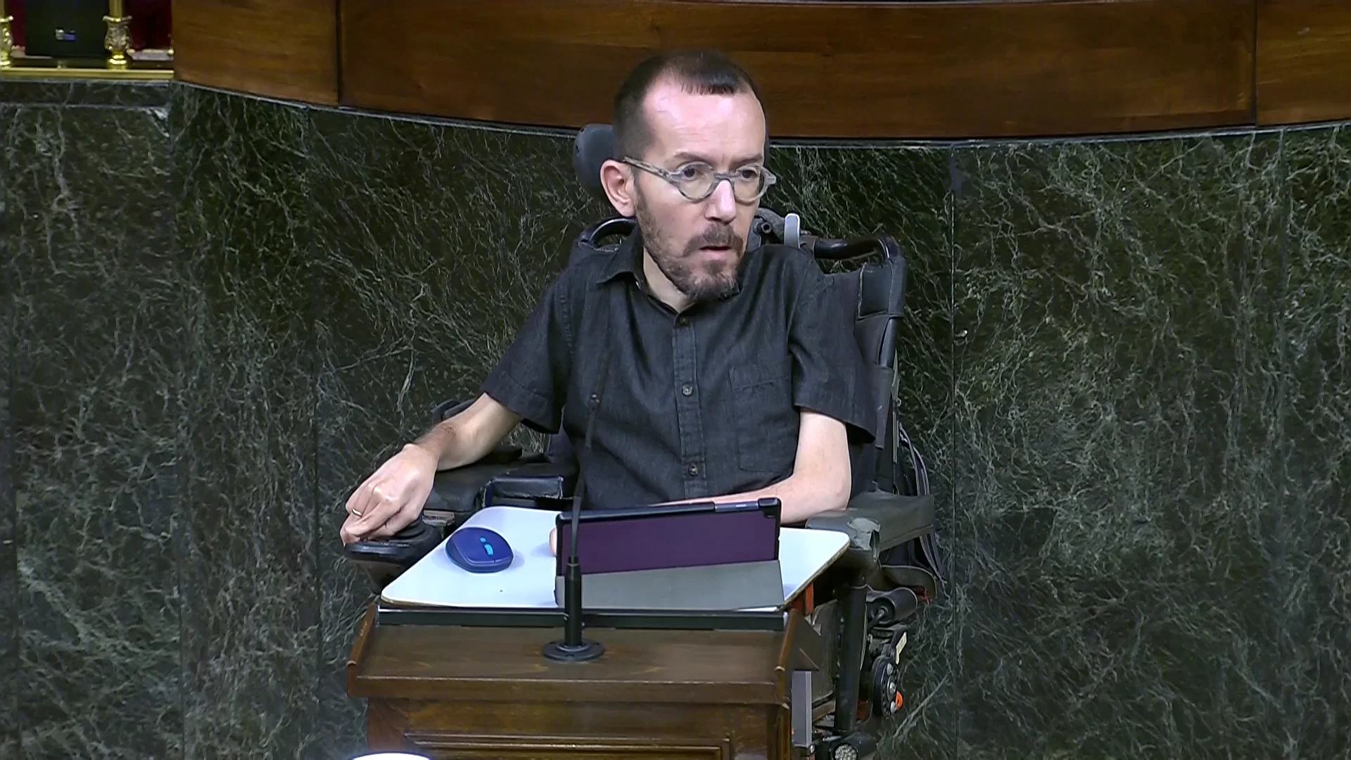 Echenique: "Ayuso est&aacute; a cuatro cervezas de ponerse a quemar libros de texto en la Puerta del Sol"