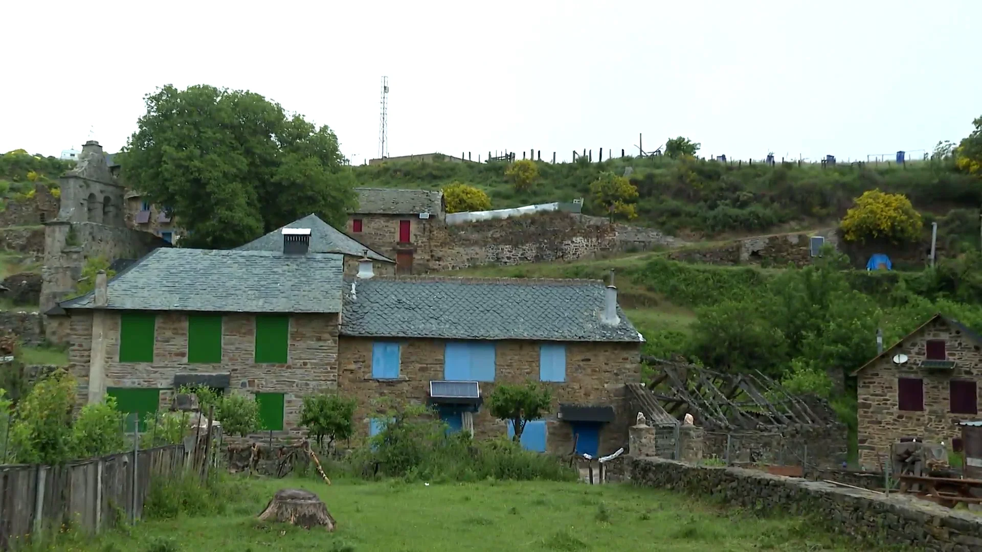 Prada de la Sierra, el pueblo leonés que ha "resucitado" tras más de 20 años desaparecido Prada de la Sierra, el pueblo leonés que ha "resucitado" tras más de 20 años desaparecido